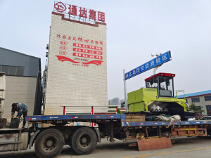 履帶式翻拋機發(fā)往山東萊西
